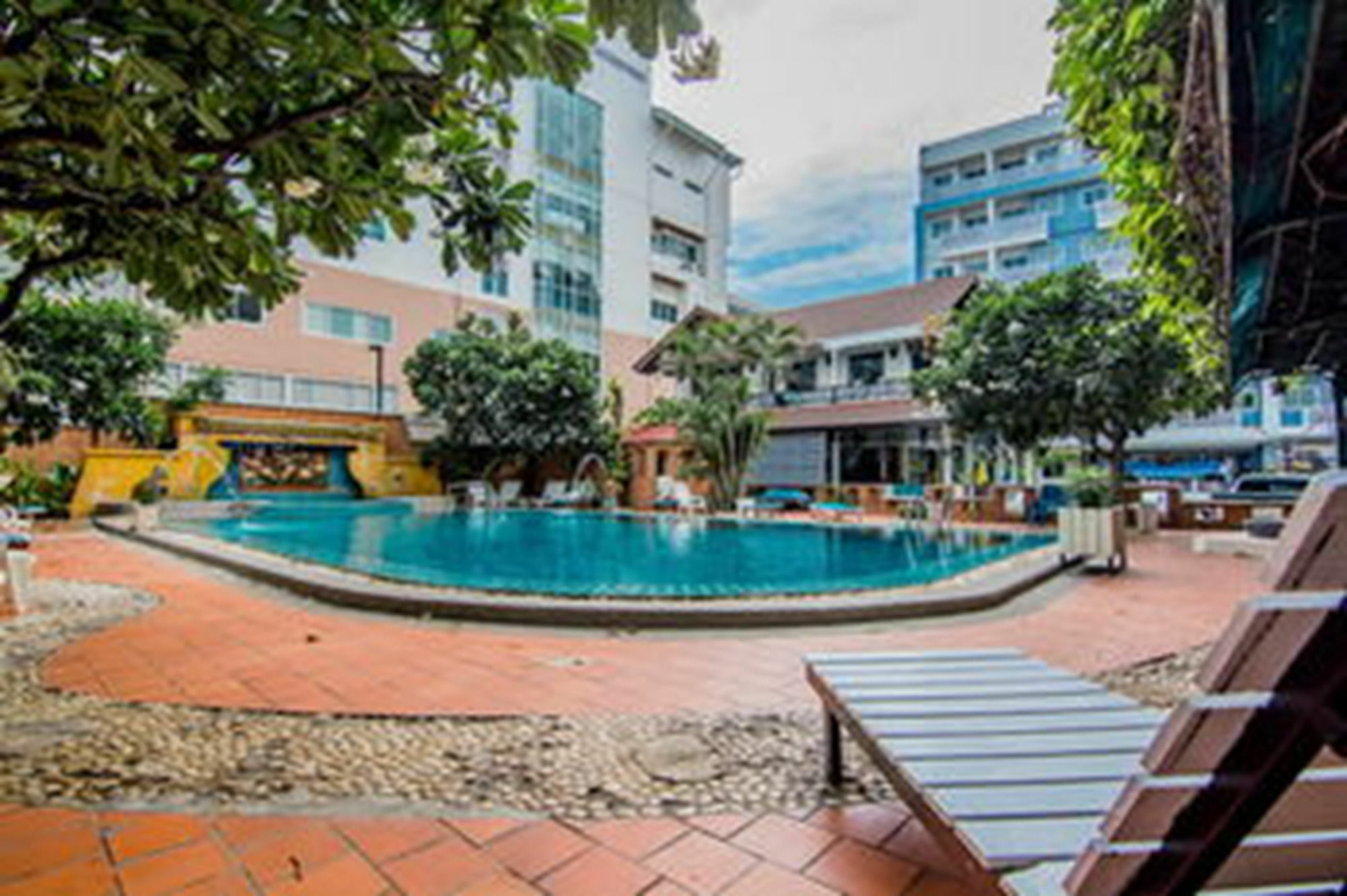 Sutus Court 2 Hotel Патая Екстериор снимка