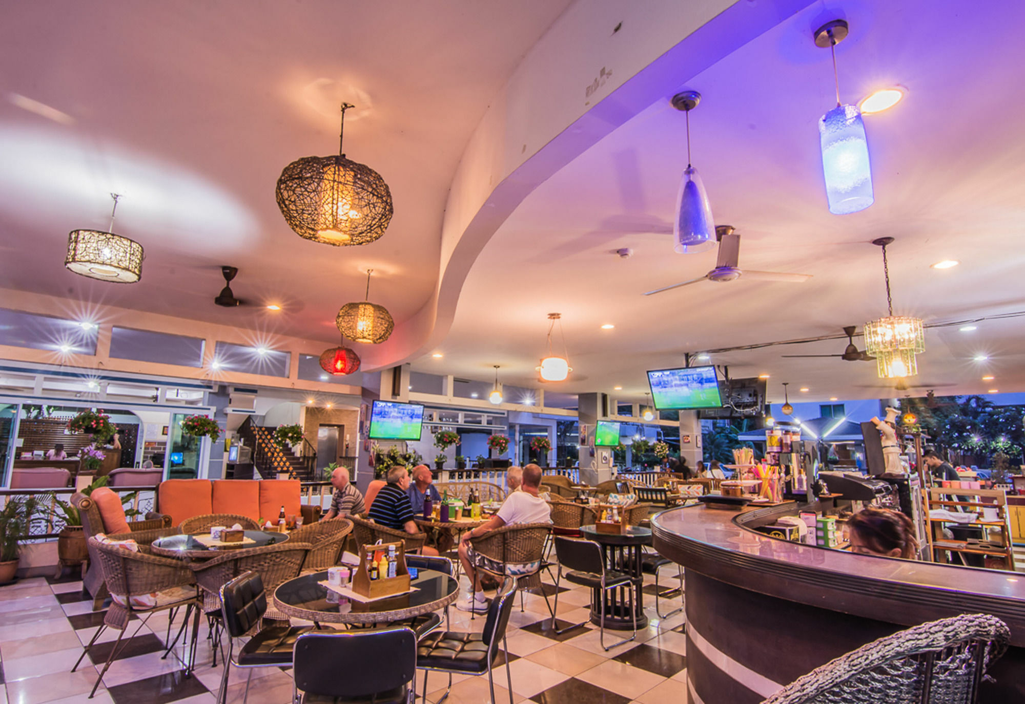 Sutus Court 2 Hotel Патая Екстериор снимка
